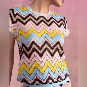 🆕 Cynthia Rowley zigzag knit tee in yellow multi. Size S.
